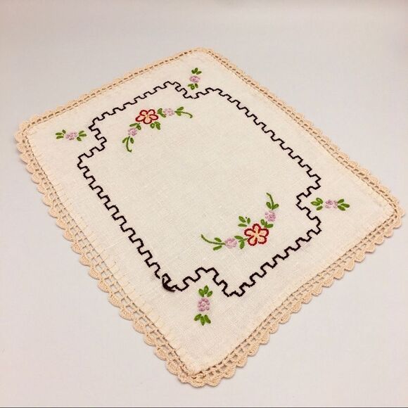 Vintage Floral Embroidered Crochet Lace Trim Linen Doily Rectangle Dresser Scarf - Picture 12 of 14